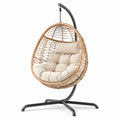 Sillón colgante de mimbre sintético con cojín beige y estructura de acero