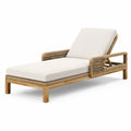 Tumbona de madera y ratán con cojín beige